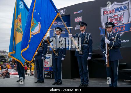 Mitglieder der Dover Air Force Base Honor Guard präsentieren die Farben vor dem Drydene 400 NASCAR-Rennen auf dem Dover Motor Speedway in Dover, Delaware, 1. Mai 2022. Die Ehrengarde präsentierte die Farben während der NASCAR-Veranstaltungen vor dem Rennen 2022. Stockfoto