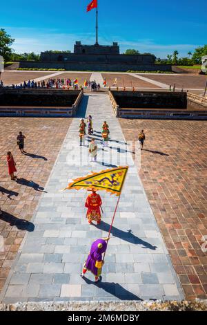 Hue City, Vietnam - 14. August 2022: Touristen und traditionelle Aktivitäten in der Zitadelle von Hue in Vietnam. Kaiserpalastgraben, Kaiserpalastkomplex, Hue Stockfoto