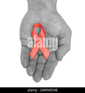 Schwarz-weiße männliche Hand mit roter Schleife isoliert auf weißem Hintergrund. HIV, AIDS Welttag. Soziale Probleme CO Stockfoto