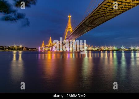 Bhumibol Brücke, Chao Phraya River Bridge. Schalten Sie die Leuchten in vielen Farben in der Nacht. Stockfoto