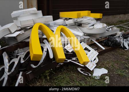 Moskau, Russland - 06.21.2022: McDonalds Logo-Buchstabe M auf dreckigem Müllhaufen Müllkippen Müll Müll. Fast Food und sa Stockfoto