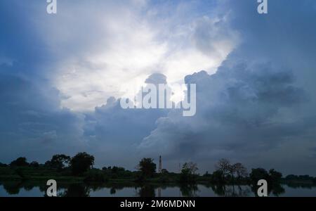 Wunderschöne Landschaft mit bewölktem Himmel, Fluss, See oder Teich fließendes Wasser, Landschaft von Wolken und Wasser in der Regenzeit, Regenzeit schwer klar Stockfoto