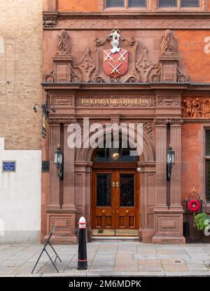 Der Eingang zur Cutlers' Hall, Heimstadion der Worshipful Guild of Cutlers in London, Großbritannien. Stockfoto