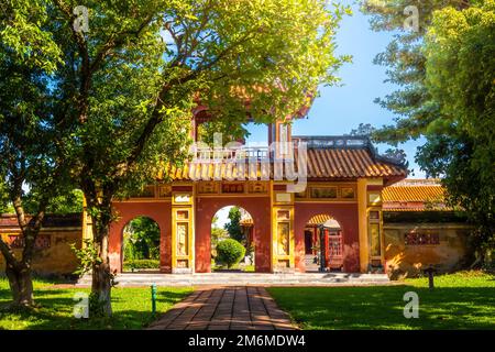 Im Inneren der Zitadelle von Hue in Vietnam. Kaiserpalastgraben, Kaiserpalastkomplex, Hue Stadt, Vietnam. Reise- und Landschaftskonzept. Selektiver Fokus. Stockfoto