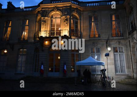 Atmosphäre während der Presseerklärung nach einem Treffen zwischen dem Premierminister und den Sozialpartnern im Rahmen der laufenden Konsultationen zur Rentenreform am 4. Januar 2023 im Hotel de Matignon in Paris, Frankreich. Foto: Karim Ait Adjedjou/ABACAPRESS.COM Stockfoto