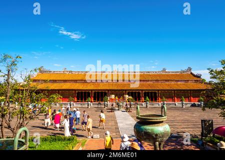 Hue City, Vietnam - 14. August 2022: Touristen und traditionelle Aktivitäten in der Zitadelle von Hue in Vietnam. Kaiserpalastgraben, Kaiserpalastkomplex, Hue Stockfoto