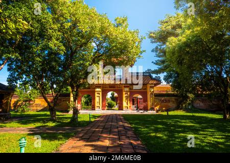 Im Inneren der Zitadelle von Hue in Vietnam. Kaiserpalastgraben, Kaiserpalastkomplex, Hue Stadt, Vietnam. Reise- und Landschaftskonzept. Selektiver Fokus. Stockfoto