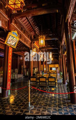 Im Inneren der Zitadelle von Hue in Vietnam. Kaiserpalastgraben, Kaiserpalastkomplex, Hue Stadt, Vietnam. Reise- und Landschaftskonzept. Selektiver Fokus. Stockfoto