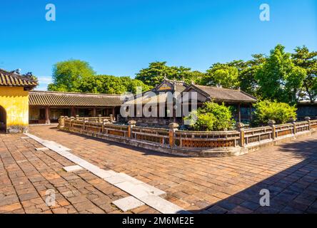 Im Inneren der Zitadelle von Hue in Vietnam. Kaiserpalastgraben, Kaiserpalastkomplex, Hue Stadt, Vietnam. Reise- und Landschaftskonzept. Selektiver Fokus. Stockfoto