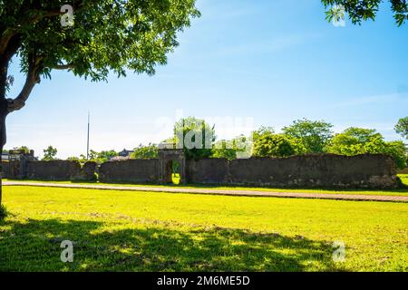 Im Inneren der Zitadelle von Hue in Vietnam. Kaiserpalastgraben, Kaiserpalastkomplex, Hue Stadt, Vietnam. Reise- und Landschaftskonzept. Selektiver Fokus. Stockfoto