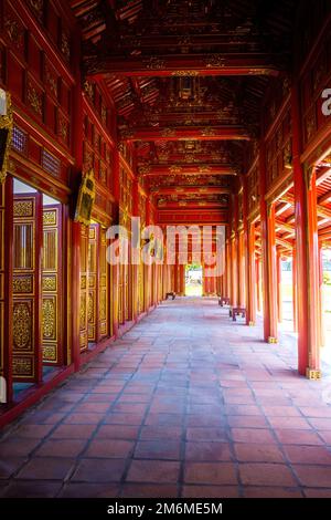 Im Inneren der Zitadelle von Hue in Vietnam. Kaiserpalastgraben, Kaiserpalastkomplex, Hue Stadt, Vietnam. Reise- und Landschaftskonzept. Selektiver Fokus. Stockfoto