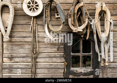 Alte Hausmauer mit antiken Werkzeugen und so Stockfoto