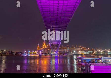 Bhumibol Brücke, Chao Phraya River Bridge. Schalten Sie die Leuchten in vielen Farben in der Nacht. Stockfoto