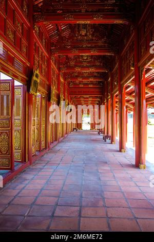Im Inneren der Zitadelle von Hue in Vietnam. Kaiserpalastgraben, Kaiserpalastkomplex, Hue Stadt, Vietnam. Reise- und Landschaftskonzept. Selektiver Fokus. Stockfoto