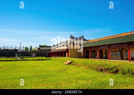 Im Inneren der Zitadelle von Hue in Vietnam. Kaiserpalastgraben, Kaiserpalastkomplex, Hue Stadt, Vietnam. Reise- und Landschaftskonzept. Selektiver Fokus. Stockfoto