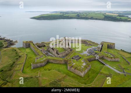 Drohnen-Luftlandschaft des Charles Fort in Kinsale Cork County Irland. Stockfoto