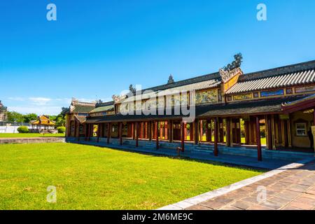 Im Inneren der Zitadelle von Hue in Vietnam. Kaiserpalastgraben, Kaiserpalastkomplex, Hue Stadt, Vietnam. Reise- und Landschaftskonzept. Selektiver Fokus. Stockfoto
