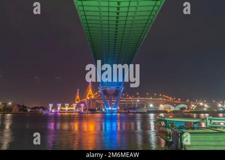 Bhumibol Brücke, Chao Phraya River Bridge. Schalten Sie die Leuchten in vielen Farben in der Nacht. Stockfoto