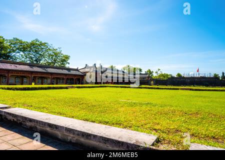 Im Inneren der Zitadelle von Hue in Vietnam. Kaiserpalastgraben, Kaiserpalastkomplex, Hue Stadt, Vietnam. Reise- und Landschaftskonzept. Selektiver Fokus. Stockfoto