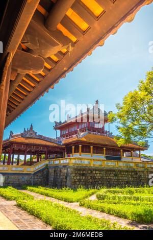 Im Inneren der Zitadelle von Hue in Vietnam. Kaiserpalastgraben, Kaiserpalastkomplex, Hue Stadt, Vietnam. Reise- und Landschaftskonzept. Selektiver Fokus. Stockfoto
