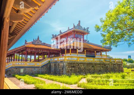 Im Inneren der Zitadelle von Hue in Vietnam. Kaiserpalastgraben, Kaiserpalastkomplex, Hue Stadt, Vietnam. Reise- und Landschaftskonzept. Selektiver Fokus. Stockfoto