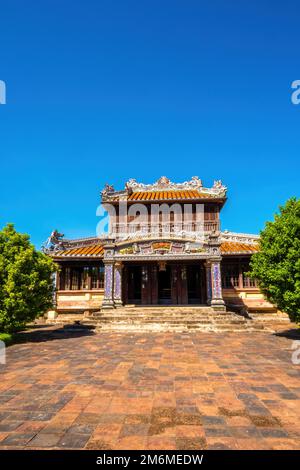 Im Inneren der Zitadelle von Hue in Vietnam. Kaiserpalastgraben, Kaiserpalastkomplex, Hue Stadt, Vietnam. Reise- und Landschaftskonzept. Selektiver Fokus. Stockfoto