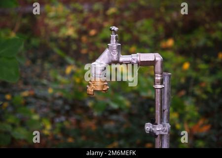 Russischer Wasserhahn aus Stahl im Stadtpark zur Bewässerung Stockfoto