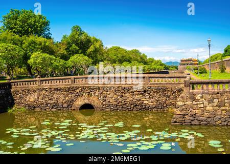 Im Inneren der Zitadelle von Hue in Vietnam. Kaiserpalastgraben, Kaiserpalastkomplex, Hue Stadt, Vietnam. Reise- und Landschaftskonzept. Selektiver Fokus. Stockfoto