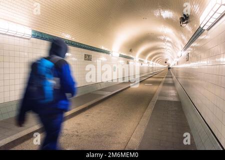 Menschen gehen durch den alten elbtunnel in hamburg im Untergrund der elbe Stockfoto