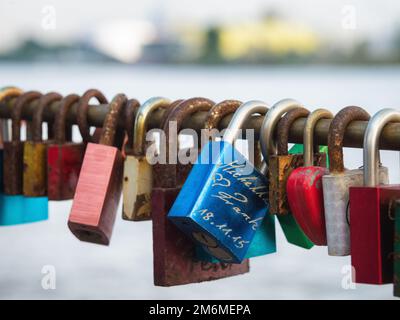 Ich liebe das Vorhängeschloss auf LandungsbrÃ¼cken in Hamburg Stockfoto