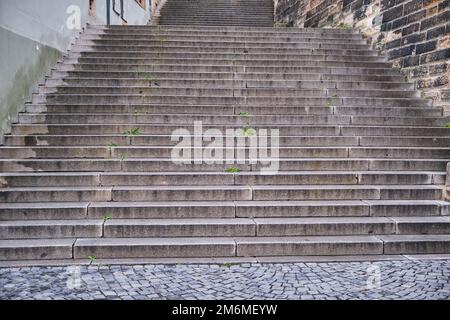 Old Gray Granittreppe Treppe alte Treppe Details Stein Hintergrund Antik Stockfoto