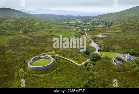 Drohnenansicht der zerstörten Staigue-Festung auf der Halbinsel Iveragh in der Grafschaft Kerry, Irland Stockfoto