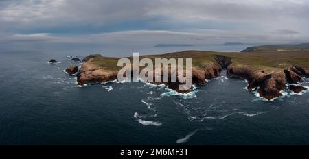 Panoramablick auf die Klippen und die wilde Küste von Erris Head an der nördlichen Spitze der Mullet-Halbinsel im County Mayo von Irel Stockfoto