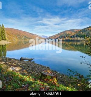 Vilshany Wasserreservoir am Tereblya Fluss, Transkarpatien, Ukraine. Malerischer See mit Wolken Reflexion. Wunderschönes Autu Stockfoto