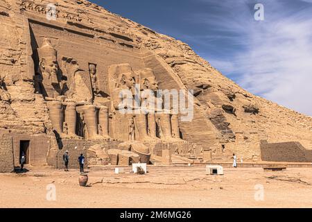 Abu Simbel, Ägypten - 16. November 2021: Der große antike ägyptische Tempel von Abu Simbel, Ägypten Stockfoto