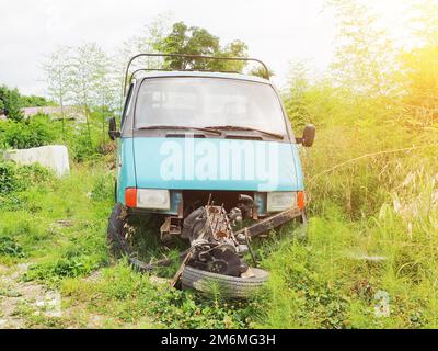 LKW-Motor defekt. Verlassenes, veraltetes Auto auf dem Land. Fahrzeug für Teile zerlegt. Austausch des Motors. Stockfoto