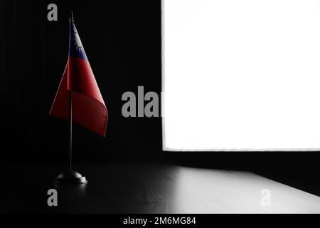 Kleine taiwanesische Nationalflagge auf schwarzem Hintergrund. Stockfoto