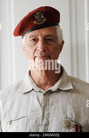 Er hat immer noch einen Soldaten-Stolz. Ein erfahrener Kriegsveteran, der in Uniform auf die Kamera schaut. Stockfoto