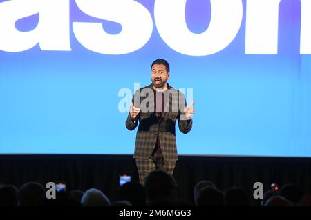 Schauspieler und ehemaliger Associate Director des Büros für öffentliche Beziehungen im Weißen Haus Kal Penn spricht am 4. Januar 2023 anlässlich des CES 2023 Media Day im Mandalay Bay Convention Center in Las Vegas, NV. (Foto: Bryan Steffy/Sipa USA) Stockfoto