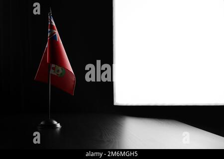 Kleine Nationalflagge der Bermudas auf schwarzem Hintergrund. Stockfoto