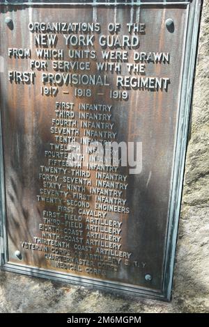 New York Guard First Provisoral Regiment Aqueduct Defense Memorial Stone, am Sleepy Hollow Cemetery am 1. Mai 2022. Die Zeremonie erinnert an die 40 Soldaten des New York Guard First Provisoral Regiment, die während des Ersten Weltkriegs im Dienst von New York starben, um das New York City Reservoir System zu schützen. Die New Yorker Garde ist die Vorgängerin der aktuellen NYC DEP, die die Systeme vor über hundert Jahren schützte, die Mission, in der die NYC DEP bis heute fortbesteht. (Fotos der New York State Division of Military and Naval Affairs von New York Guard Captain Mark Getman) Stockfoto