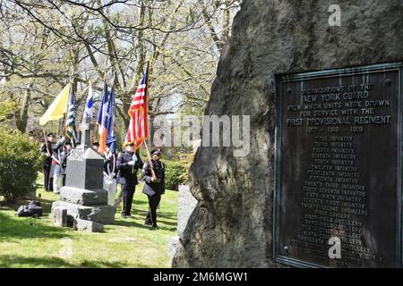 Mitglieder des New York City Department of Environmental Protection Police (DEP) Color Guard und Veterans Corp of Artillery von NY Color Guard präsentieren die Farben auf dem 104. Jährlichen First Provisoral Regiment New York Guard Aqueduct Defense Memorial Service auf dem Sleepy Hollow Cemetery am 1. Mai 2022. Die Zeremonie erinnert an die 40 Soldaten des New York Guard First Provisoral Regiment, die während des Ersten Weltkriegs im Dienst von New York starben, um das New York City Reservoir System zu schützen. Die New Yorker Garde ist die Vorgängerin der aktuellen NYC DEP, die die Systeme über einen Hund schützte Stockfoto