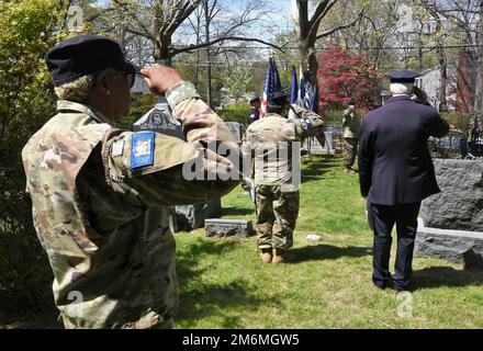 Die Mitglieder der New York Garde grüßen während des Abspiels der WASSERHÄHNE beim 104. Jährlichen ersten Provisorischen Regiment der New York Garde Aqueduct Defense Memorial Service auf dem Sleepy Hollow Cemetery am 1. Mai 2022. (Fotos der New York State Division of Military and Naval Affairs von Captain Mark Getman) New York Guard, State Defense Force, World war I, Stockfoto