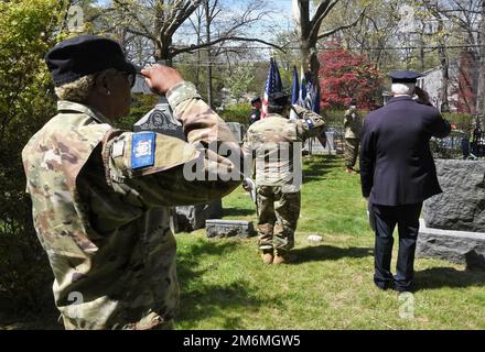 Mitglieder der New Yorker Garde salutieren während des TAPS-Spiels beim 104. Jährlichen First Provisoral Regiment New York Guard Aqueduct Defense Memorial Service am Sleepy Hollow Cemetery am 1. Mai 2022. (Fotos der New York State Division of Military and Naval Affairs von New York Guard Captain Mark Getman) Stockfoto