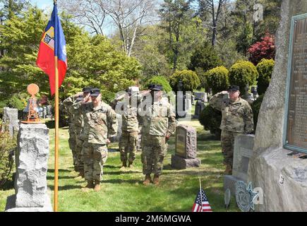 Mitglieder der New York Guard 56. Area Command salutieren während der Nationalhymne beim 104. Jährlichen First Provisoral Regiment New York Guard Aqueduct Defense Memorial Service am Sleepy Hollow Cemetery am 1. Mai 2022. Die Zeremonie erinnert an die 40 Soldaten des New York Guard First Provisoral Regiment, die während des Ersten Weltkriegs im Dienst von New York starben, um das New York City Reservoir System zu schützen. Die New Yorker Garde ist die Vorgängerin der aktuellen NYC DEP, die die Systeme vor über hundert Jahren schützte, die Mission, in der die NYC DEP bis heute fortbesteht. Stockfoto