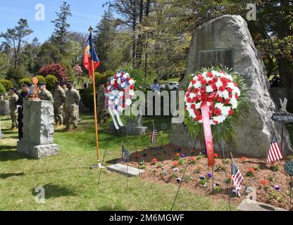 New York Guard First Provisorisches Regiment Aquädukt Defense Memorial Stone, am 1. Mai 2022 auf dem Sleepy Hollow Cemetery. (Fotos der New York State Division of Military and Naval Affairs von Captain Mark Getman) Aquädukt Defense, New York Guard, State Defense Force, World war I, Stockfoto