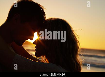 Sie sieht perfekt aus. Nahaufnahme eines jungen Paares, das sich anschaut. Stockfoto
