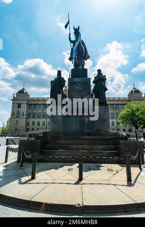 Statue von sv. Vaclav mit dem Bau des Narodni muzeum im Hintergrund auf dem Platz Vaclavske namesti in der Prager Stadt in der tschechischen republik Stockfoto