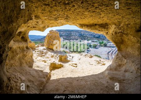 Der berühmte Matala Beach mit seinen Höhlen ist in den 70er Jahren für Hippies bekannt. Blick auf den Strand von Felshöhlen, einst ein römischer Friedhof, am berühmten griechischen Strand Matala, Stockfoto