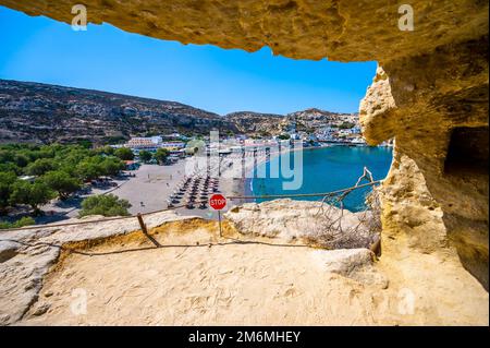 Der berühmte Matala Beach mit seinen Höhlen ist in den 70er Jahren für Hippies bekannt. Blick auf den Strand von Felshöhlen, einst ein römischer Friedhof, am berühmten griechischen Strand Matala, Stockfoto